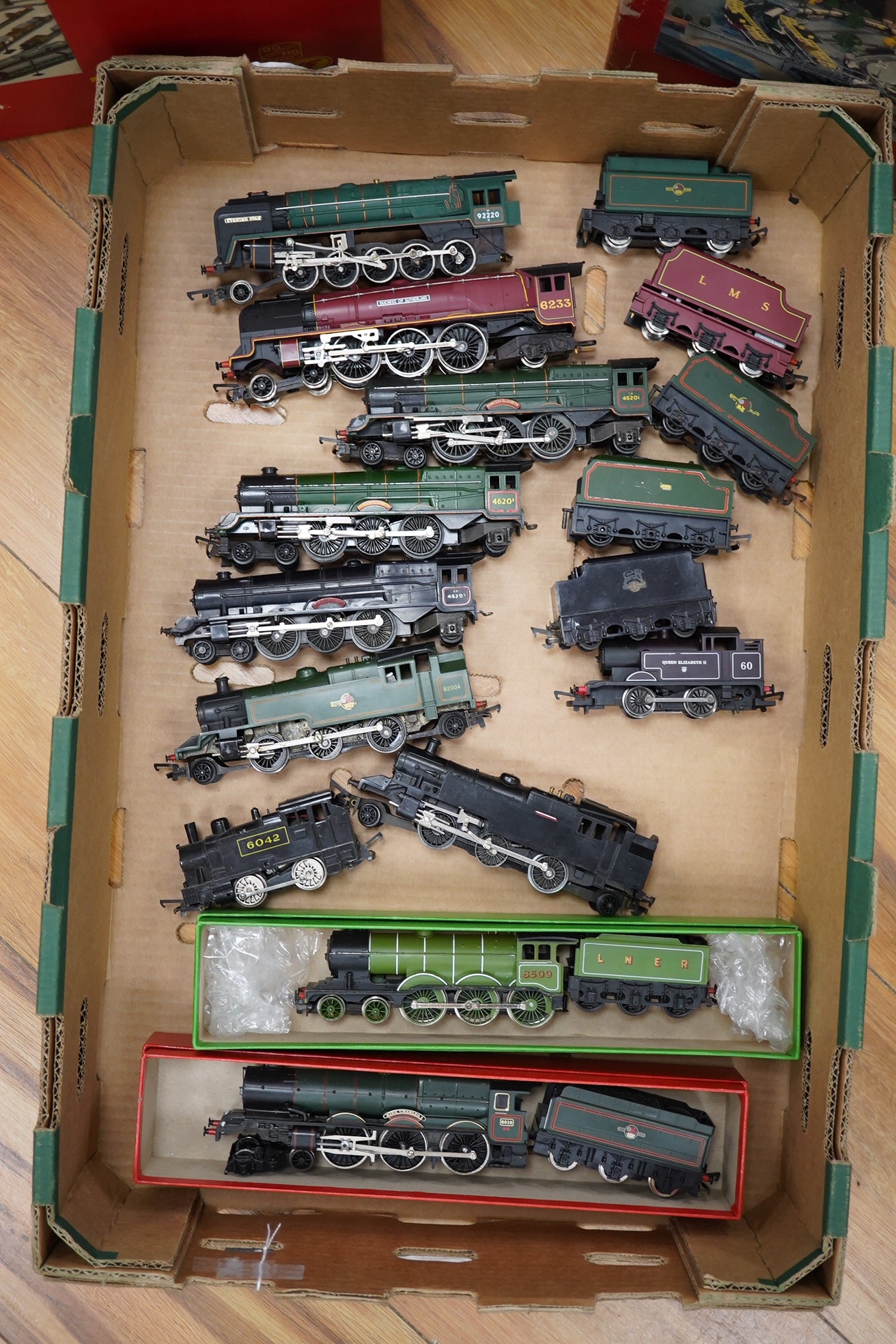 Ten unboxed 00 gauge railway locomotives and three train sets by Hornby, Tri-ang Railways, etc. including; eight tender locomotives, an Eastern Valleys Express train sets (R1122), a Tri-ang Railways Pullman set (RS.23),